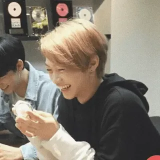 ➖ 54dbc9ca Felix orang, pria, tersenyum, potret, dalam ruangan, bahagia telegram sticker