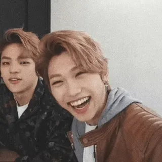 ➖ 7368f559 Felix Kpop, Stray Kids, Felix, tersenyum, bahagia, potret, dua orang telegram sticker