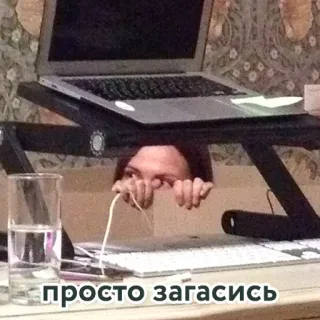 🙈 d93c61af просто загасись espiando, escondido, laptop, teclado, olhos, mesa telegram sticker