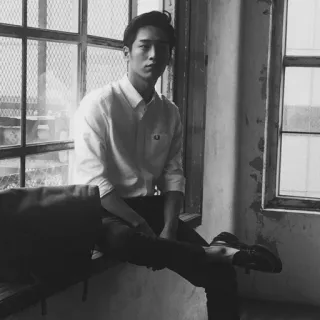 ➖ 9eaefb35 Mann, Fenster, Porträt, Monochrom, Innen, Mode whatsapp sticker