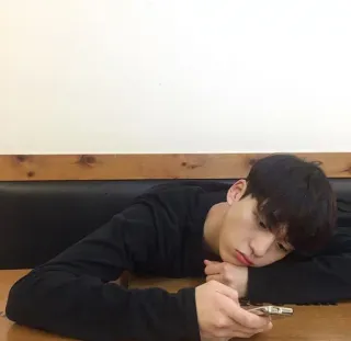 😕 ee065125 男, ポートレート, テーブル, 屋内, 袖, 物思い telegram sticker