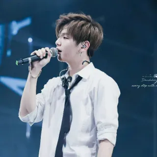 😋 0de3bedb chanteur, performance, microphone, musique, homme whatsapp sticker