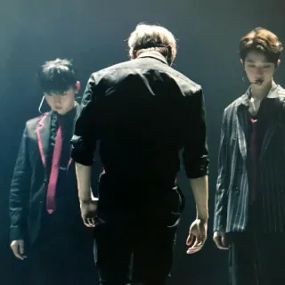 🔥 81bfdf4d kpop, musique, performance, groupe, scène, idoles whatsapp sticker