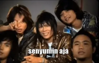 😊 4e7e17eb senyumin aja grup, orang, asia, tersenyum, musik telegram sticker