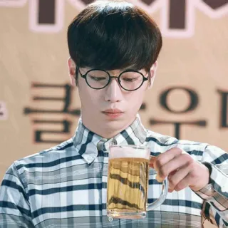 🖇 3d332fda ผู้ชาย, เบียร์, ดื่ม, แว่นตา, เสื้อลายสก๊อต, เครื่องดื่ม, เกาหลี telegram sticker