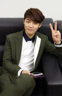 ✌️ 2f97ceb2 男人, 西装, 和平标志, 韩语, 娱乐, 微笑 telegram sticker