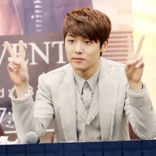 ✌️ 57c4f30e 男人, 和平标志, 韩语, 西装 telegram sticker