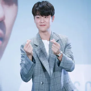 ❤️ 61eeda69 男人, 西装, 韩国, 名人, 演员, 手指爱心 telegram sticker