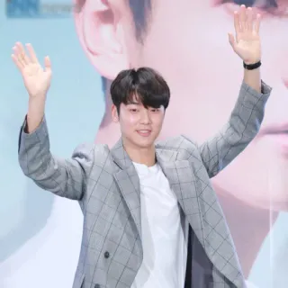 🙌 6513a8ff 男人, 人, 挥手, 亚洲人, 演员, 名人 telegram sticker