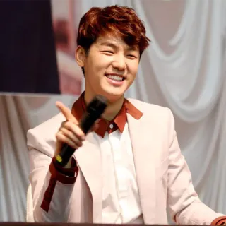 😆 98ae9823 男人, 微笑, 歌手, 麦克风, 肖像 telegram sticker