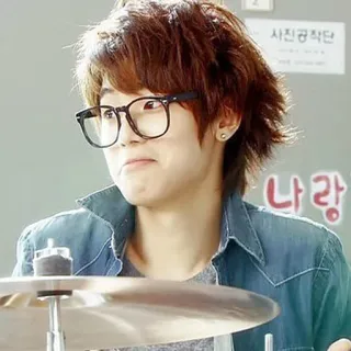 😟 d170b6ad 나랑 人, 眼镜, 韩国, 鼓手 telegram sticker