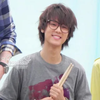 😘 f713d22d Cupiter 人物, 鼓手, 眼镜, 微笑, 鼓槌 telegram sticker