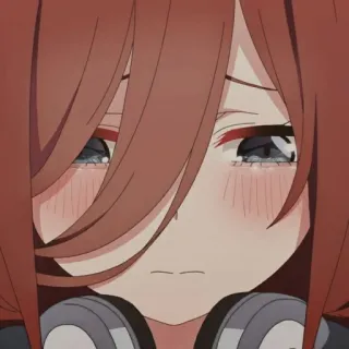 🔪 2615d0aa Miku Nakano The Quintessential Quintuplets anime, ragazza, piangendo, triste, cuffie whatsapp sticker