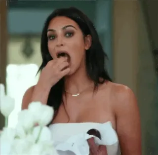 ⛈ e5a286ed Kim Kardashian eten, beroemdheid, vrouw, snack, kim kardashian telegram sticker