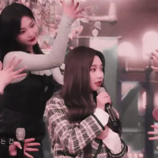 🥺 8ce6ab7e 는 건 women, microphone, performing, singing telegram sticker