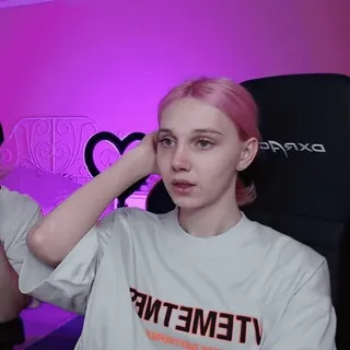 🥺 7c793b2c VETEMENTS vetements, แฟชั่น, เสื้อผ้า, เสื้อยืด, นางแบบ, ผมสีชมพู telegram sticker