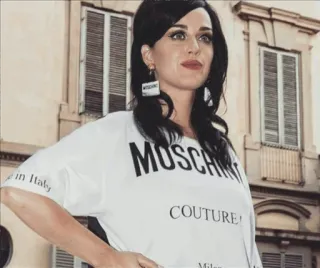 🌬 1ecf3f68 MOSCHINO Katy Perry, Moschino, Mode, Célébrité, Couture whatsapp sticker