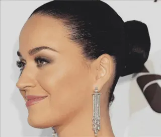 🐚 783bdb88 portrait, femme, boucles d'oreilles, célébrité, portrait rapproché, profil whatsapp sticker