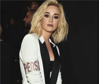 💎 a8dd3127 PERSIST femme, portrait, personne, blonde, veste whatsapp sticker