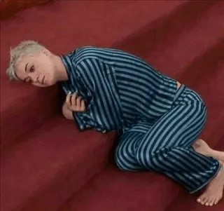 ✨ 2fbb7ca3 케이티 페리, 유명인, 잠옷, 초상화, 캐주얼 복장, 줄무늬 telegram sticker