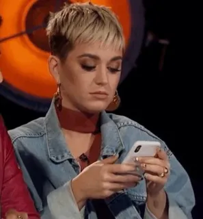 ✨ 16f9cc08 Katy Perry 유명인, 가수, 케이티 페리, 여자, 사람, 전화, 보는 telegram sticker