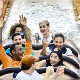🍪 1c0931b9 gens, manège aquatique, parc d'attractions, joyeux, divertissement, groupe, fun telegram sticker