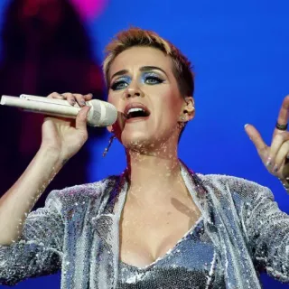 🍪 44b761e2 Katy Perry chanteur, pop star, microphone, performance, femme, célébrité telegram sticker