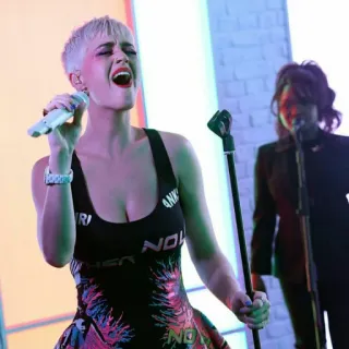 🍪 d1e646ca NOW chanteuse, femme, musique, performance, microphone telegram sticker