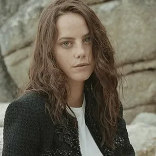 🎣 8737bb02 женщина, портрет, актриса, модель, брюнетка, повседневная одежда, камни whatsapp sticker