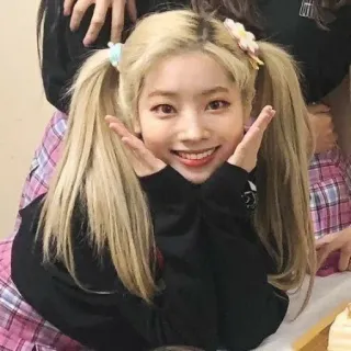 ☺ 064f901c kobieta, portret, osoba, uśmiech, blondynka, fryzura telegram sticker