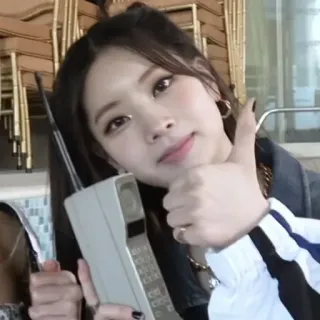 👍 31f0bec8 kobieta, osoba, kciuk w górę, telefon, fryzura telegram sticker