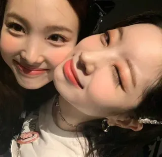 💕 f5bbe44b Selfie, Kobiety, Portret, Kpop, Przyjaźń telegram sticker