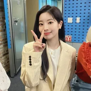 ✌ f6ece07d kobieta, portret, znak pokoju, osoba, kurtka, uśmiech, kpop telegram sticker