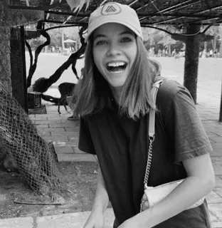 🚩 74c30de0 Frau, Porträt, glücklich, lächelnd, Person, lässig telegram sticker