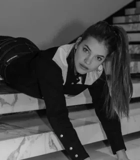 🚩 87700774 Frau, Porträt, Model, Mode, Pose, Schwarzweiß, Haare telegram sticker