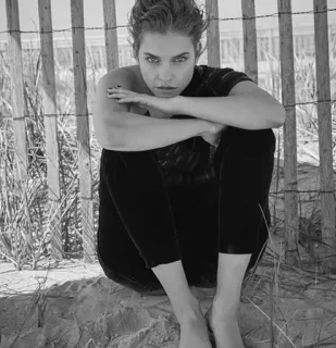 🚩 c231f91a frau, strand, sitzend, sand, zaun, porträt, schwarzweiß, monochrom telegram sticker