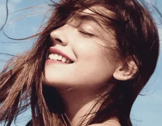 🚩 f18129e4 Frau, Lächeln, Wind, Haare, Porträt, glücklich telegram sticker