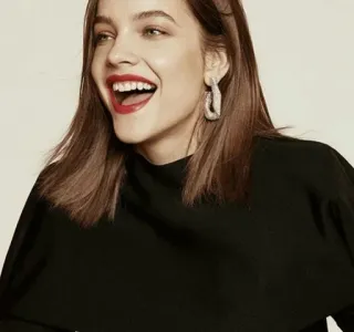 🚩 f4edf0f7 Frau, Porträt, Schönheit, Lächeln, roter Lippenstift, Ohrringe, brünett telegram sticker