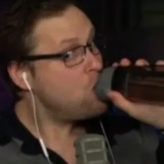 👀 117d5535 mężczyzna, picie, okulary, mikrofon, słuchawki telegram sticker