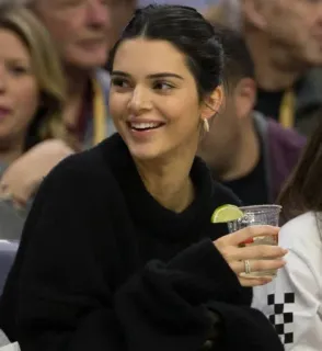 🤍 852dd213 Kendall Jenner 여자, 유명인, 모델, 사람, 웃는, 음료 telegram sticker