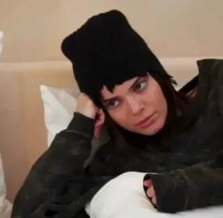 🤍 b051449d 인물 사진, 여자, 유명인, 비니, 클로즈업, 실내 telegram sticker