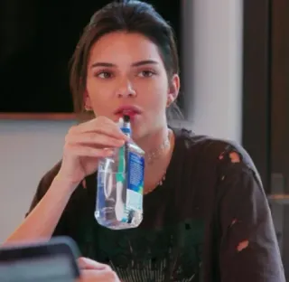 🤍 c7d7f559 Kendall Jenner 유명인, 여자, 마시는, 물, 티셔츠 telegram sticker