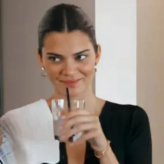 🤍 f86f797b Kendall Jenner 여자, 모델, 음료, 유명인, 사람, 인물 사진 telegram sticker