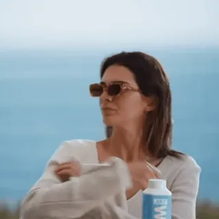 😐 174f9a3c Kendall Jenner Modella/o, Celebrità, Occhiali da sole, Acqua, Bottiglia telegram sticker