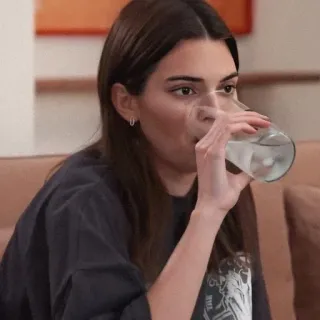 ✨ 37ca9347 женщина, вода, пьет, стакан, человек, Кендалл Дженнер whatsapp sticker