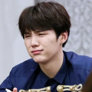 🍃 f70cbd48 Suga K-Pop, BTS, Min Yoongi, Idol, Cantante, emocional, llorando whatsapp sticker