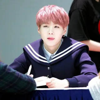 🍃 ffd76922 Suga Ídolo, K-pop, Músico, Cantante, Traje de marinero, Pelo rosa whatsapp sticker