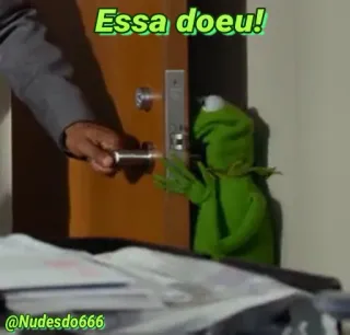 😢 230f5e0b Kermit Essa doeu! Kermit de Kikker, Meme, Grappig, Pijn, Ongeluk, Pop telegram sticker