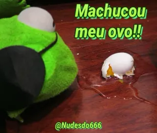 😢 5d3f6a9d Machucou meu ovo!! ei, gebroken, pijn, meme, grappig telegram sticker