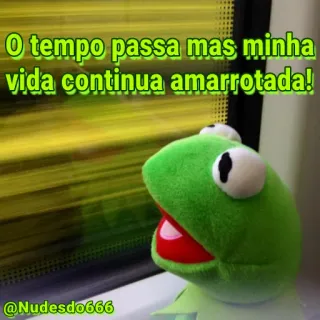 😩 89411a60 Kermit O tempo passa mas minha vida continua amarrotada! kermit, kikker, muppets, verdrietig, tekst, meme telegram sticker
